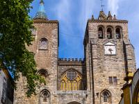 Kathedralen Front mit Eingangsportal in Évora